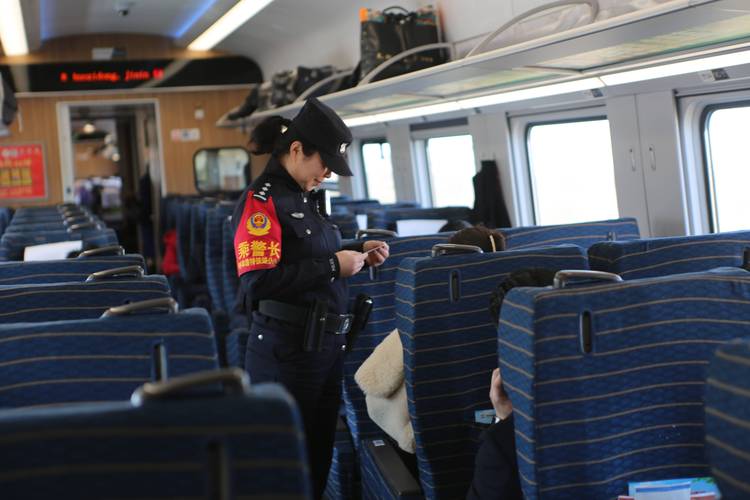 铁路部门通报演员刘某某被旅客围堵拍照：未影响列车正常发车