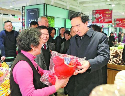 中央代表团在新疆多地看望慰问各族干部群众，王沪宁参加活动后带领一分团返京