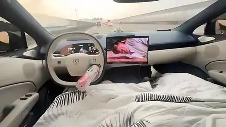 新闻1+1丨辅助驾驶≠自动驾驶！司机酒后使用“智驾神器” 被判刑