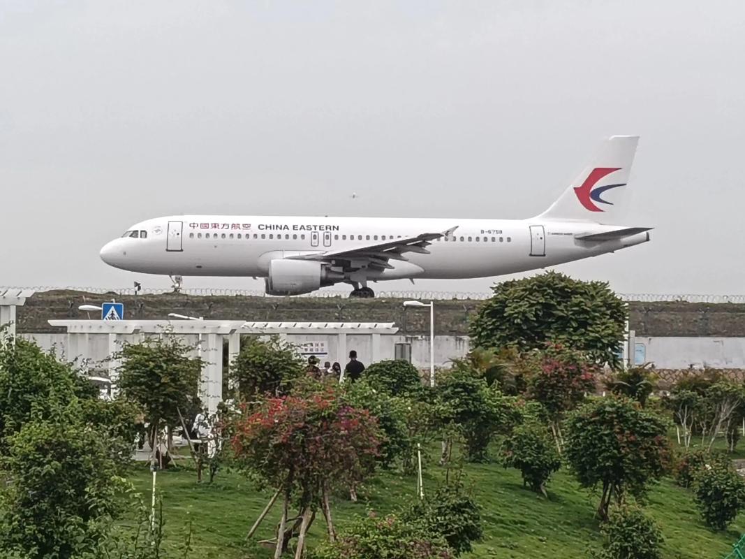三大航空股午前集体走高 东方航空涨近6%南方航空涨近3%