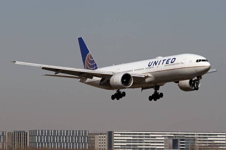 美国交通部长：休斯敦飞往华盛顿的美联航班机接到炸弹威胁