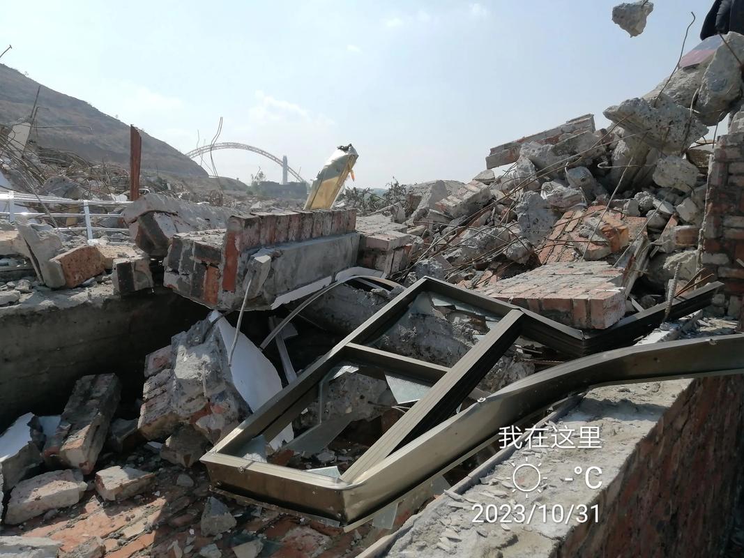 四川阿坝红旗桥引桥发生垮塌，马尔康市应急管理局：已赴现场处理