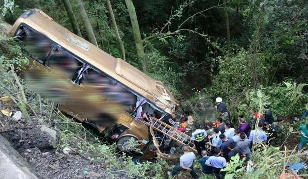 广西贺州一客车侧翻致3死1伤，交警：车载7人，车辆碰撞护栏