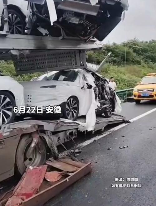 张家口警方通报“重型吊车碰撞等候信号灯车辆”:多车受损,13人受伤
