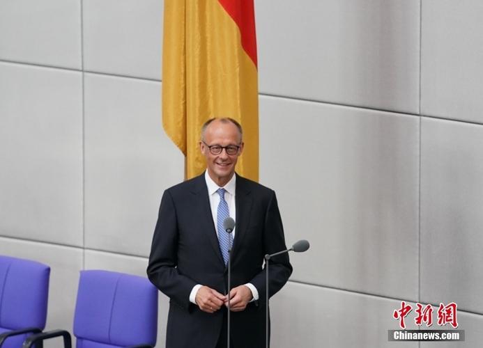 李强会见德国总理默茨