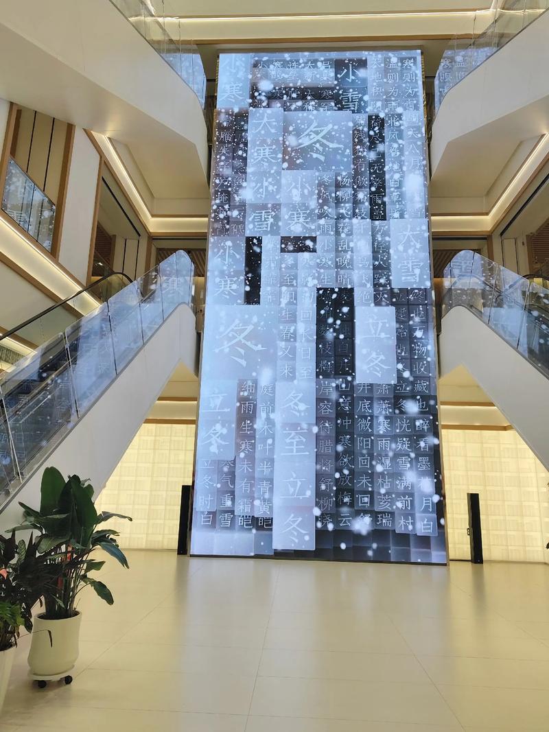 人民时评：莫让公共空间变“流量秀场”