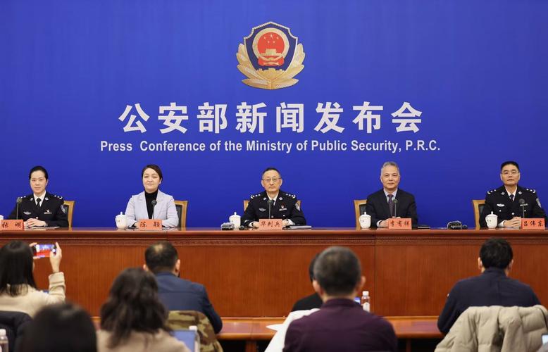 公安部介绍金融领域“黑灰产”违法犯罪集群打击情况：打掉职业化犯罪团伙200余个，涉案金额累计近300亿元