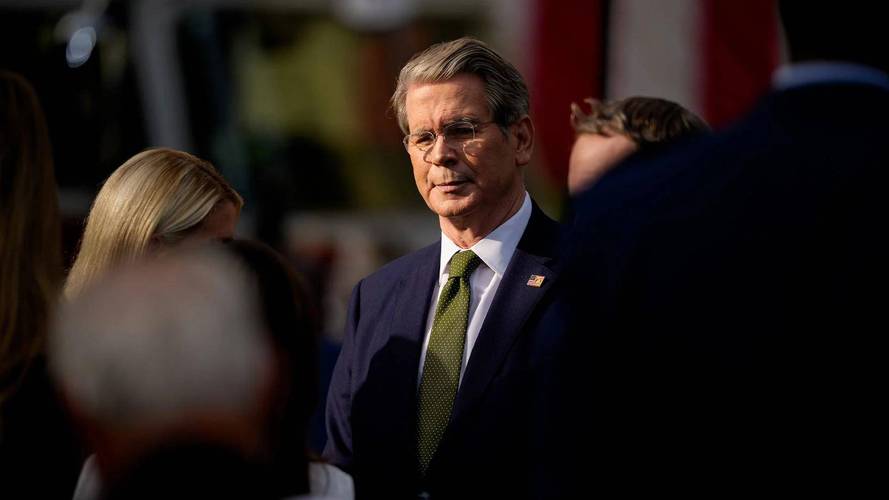 被问特朗普告财政部索赔百亿，美财长结巴承认：他赢了就纳税人买单