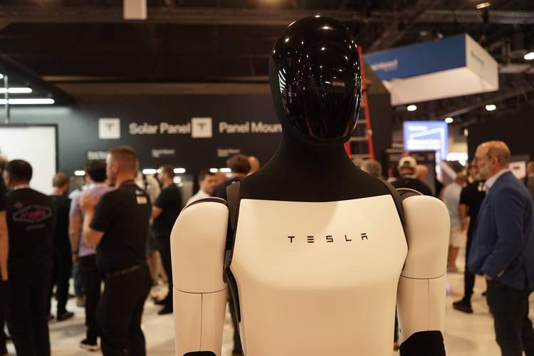 马斯克称特斯拉20年内将在月球建厂，鼓励投资着继续持股