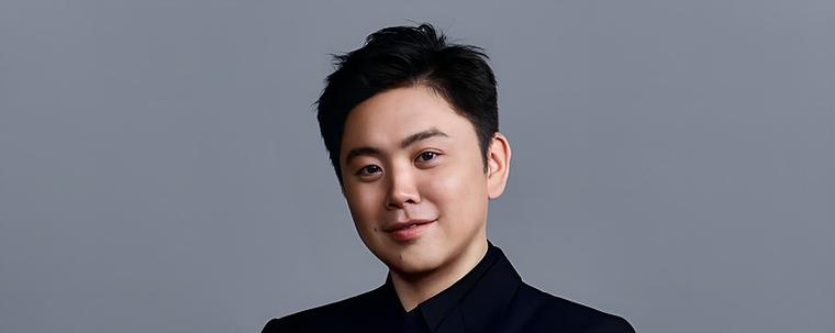 直击AWE丨追觅科技创始人俞浩现身，手持自家黄金镶钻手机被围观